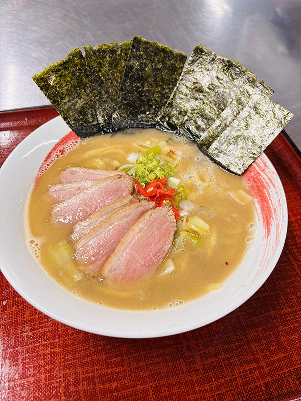 鴨油香る濃厚豚白湯らぁ麺（並・上・特上） 並1,100円 上1,430円 特上1,760円 ※画像は特上